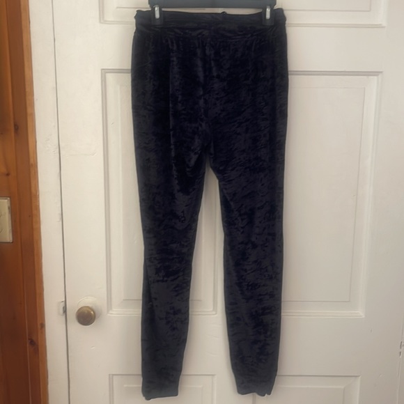 Black Lululemon “ready to crush” crushed velvet joggers size 6 - Picture 5 of 9